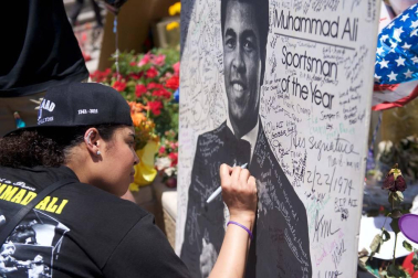 El legendario boxeador Mohamed Ali ha completado este viernes su último viaje con una multitudinaria procesión hacia su tumba que ha mezclado emoción, gloria y fervor universal.