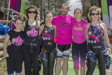 El embalse de Alloz y sus alrededores se convirtieron un año más en escenario de una de las pruebas triatletas más espectaculares de Navarra. 475 deportistas participaron en la edición 2016, que se celebró el 18 de junio, y que ofreció dos opciones de carrera a los participantes: distancia sprint y olímpica. Una de las novedades de este año ha sido la inclusión de esta prueba como una de las cuatro que permiten la clasificación para el campeonato de España de Triatlón en distancia olímpica.