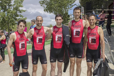 El embalse de Alloz y sus alrededores se convirtieron un año más en escenario de una de las pruebas triatletas más espectaculares de Navarra. 475 deportistas participaron en la edición 2016, que se celebró el 18 de junio, y que ofreció dos opciones de carrera a los participantes: distancia sprint y olímpica. Una de las novedades de este año ha sido la inclusión de esta prueba como una de las cuatro que permiten la clasificación para el campeonato de España de Triatlón en distancia olímpica.