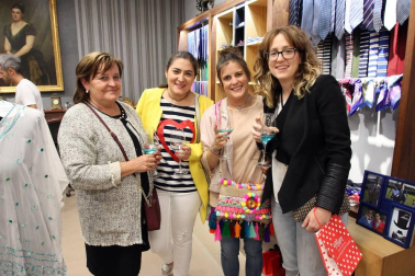 El 17 de junio Mare Complementos tuvo la iniciativa de organizar, junto con Kaizen Estilistas y Bar La Cura, una Shopping night en la que las últimas tendencias en complementos combinaron con los estilismos creados por Kaizen y los deliciosos mojitos servidos para la ocasión. La tarde noche se completó con sorteos, Tatto bar, regalos, deco art, etc.