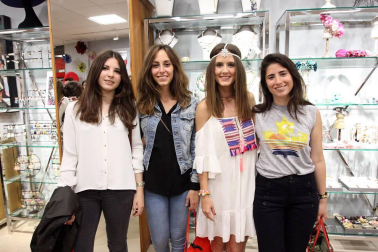 El 17 de junio Mare Complementos tuvo la iniciativa de organizar, junto con Kaizen Estilistas y Bar La Cura, una Shopping night en la que las últimas tendencias en complementos combinaron con los estilismos creados por Kaizen y los deliciosos mojitos servidos para la ocasión. La tarde noche se completó con sorteos, Tatto bar, regalos, deco art, etc.