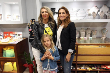 El 17 de junio Mare Complementos tuvo la iniciativa de organizar, junto con Kaizen Estilistas y Bar La Cura, una Shopping night en la que las últimas tendencias en complementos combinaron con los estilismos creados por Kaizen y los deliciosos mojitos servidos para la ocasión. La tarde noche se completó con sorteos, Tatto bar, regalos, deco art, etc.