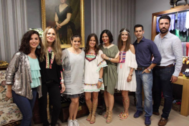 El 17 de junio Mare Complementos tuvo la iniciativa de organizar, junto con Kaizen Estilistas y Bar La Cura, una Shopping night en la que las últimas tendencias en complementos combinaron con los estilismos creados por Kaizen y los deliciosos mojitos servidos para la ocasión. La tarde noche se completó con sorteos, Tatto bar, regalos, deco art, etc.