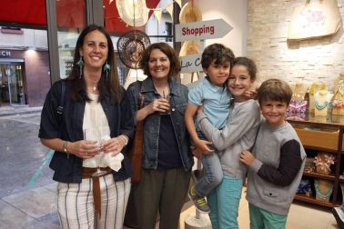El 17 de junio Mare Complementos tuvo la iniciativa de organizar, junto con Kaizen Estilistas y Bar La Cura, una Shopping night en la que las últimas tendencias en complementos combinaron con los estilismos creados por Kaizen y los deliciosos mojitos servidos para la ocasión. La tarde noche se completó con sorteos, Tatto bar, regalos, deco art, etc.