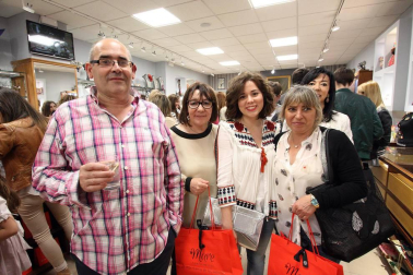 El 17 de junio Mare Complementos tuvo la iniciativa de organizar, junto con Kaizen Estilistas y Bar La Cura, una Shopping night en la que las últimas tendencias en complementos combinaron con los estilismos creados por Kaizen y los deliciosos mojitos servidos para la ocasión. La tarde noche se completó con sorteos, Tatto bar, regalos, deco art, etc.