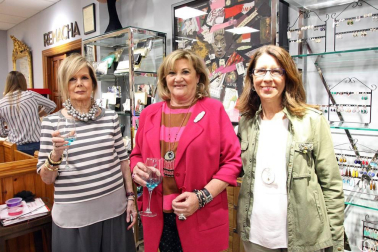 El 17 de junio Mare Complementos tuvo la iniciativa de organizar, junto con Kaizen Estilistas y Bar La Cura, una Shopping night en la que las últimas tendencias en complementos combinaron con los estilismos creados por Kaizen y los deliciosos mojitos servidos para la ocasión. La tarde noche se completó con sorteos, Tatto bar, regalos, deco art, etc.