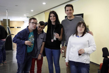La Asociación Síndrome de Down Navarra celebró una jornada festiva con motivo del cierre del Proyecto Ítaca de formación prelaboral en la que se quiso reconocer a las empresas y entidades colaboradoras con un aperitivo-degustación de pinchos. El proyecto Ítaca busca dar respuesta a las necesidades laborales y educativas de los jóvenes con Síndrome de Down una vez finalizan su etapa escolar.