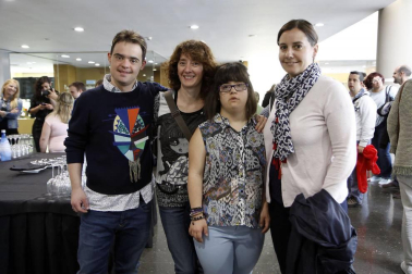La Asociación Síndrome de Down Navarra celebró una jornada festiva con motivo del cierre del Proyecto Ítaca de formación prelaboral en la que se quiso reconocer a las empresas y entidades colaboradoras con un aperitivo-degustación de pinchos. El proyecto Ítaca busca dar respuesta a las necesidades laborales y educativas de los jóvenes con Síndrome de Down una vez finalizan su etapa escolar.