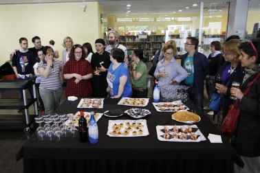 La Asociación Síndrome de Down Navarra celebró una jornada festiva con motivo del cierre del Proyecto Ítaca de formación prelaboral en la que se quiso reconocer a las empresas y entidades colaboradoras con un aperitivo-degustación de pinchos. El proyecto Ítaca busca dar respuesta a las necesidades laborales y educativas de los jóvenes con Síndrome de Down una vez finalizan su etapa escolar.