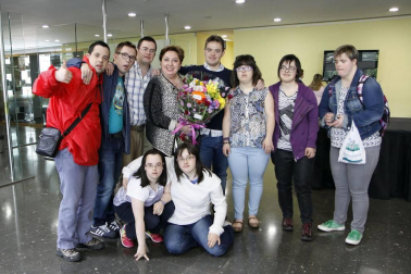La Asociación Síndrome de Down Navarra celebró una jornada festiva con motivo del cierre del Proyecto Ítaca de formación prelaboral en la que se quiso reconocer a las empresas y entidades colaboradoras con un aperitivo-degustación de pinchos. El proyecto Ítaca busca dar respuesta a las necesidades laborales y educativas de los jóvenes con Síndrome de Down una vez finalizan su etapa escolar.