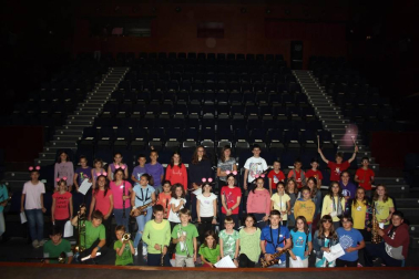 La Escuela de Música de Aoiz organizó el 17 de junio un gran concierto con motivo del cierre del curso. Los jóvenes intérpretes hicieron las delicias de familiares y amigos que se congregaron en el Auditorio de la Casa de Cultura para disfrutar de sus avances en el mundo de la música.