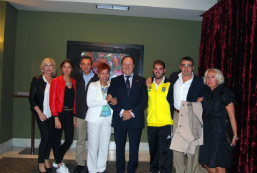 El jueves 16 de junio se celebró en el Palacio de Gorraiz la tradicional Gala de Entrega de Becas de la Fundación Miguel Indurain, en la que se dieron cita muchas de las grandes promesas (y realidades) del deporte navarro. Además de Miguel Indurain, Presidente de Honor de esta entidad, acudieron al acto muchas autoridades entre las que se encontraban Carmelo Paniagua, vicepresidente del Comité Olímpico Español.