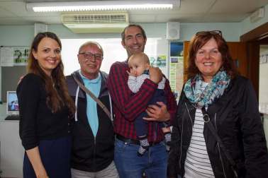 El viernes 17 de junio el Centro Linden Idiomas celebró su 25 aniversario con una jornada de puertas abiertas en la academia ubicada en la avenida Pío XII. Un cuarto de siglo impartiendo clases de alemán y español para extranjeros en Pamplona. Entre otras actividades se organizaron cuentacuentos, teatro participativo, trivial, cronograma o un campeonato de futbolín. También se preparó un aula del recuerdo, con fotografías que recogían los 25 años de actividad de este centro de idiomas.