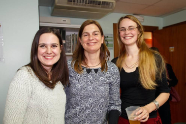 El viernes 17 de junio el Centro Linden Idiomas celebró su 25 aniversario con una jornada de puertas abiertas en la academia ubicada en la avenida Pío XII. Un cuarto de siglo impartiendo clases de alemán y español para extranjeros en Pamplona. Entre otras actividades se organizaron cuentacuentos, teatro participativo, trivial, cronograma o un campeonato de futbolín. También se preparó un aula del recuerdo, con fotografías que recogían los 25 años de actividad de este centro de idiomas.