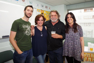 El viernes 17 de junio el Centro Linden Idiomas celebró su 25 aniversario con una jornada de puertas abiertas en la academia ubicada en la avenida Pío XII. Un cuarto de siglo impartiendo clases de alemán y español para extranjeros en Pamplona. Entre otras actividades se organizaron cuentacuentos, teatro participativo, trivial, cronograma o un campeonato de futbolín. También se preparó un aula del recuerdo, con fotografías que recogían los 25 años de actividad de este centro de idiomas.