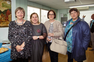 El viernes 17 de junio el Centro Linden Idiomas celebró su 25 aniversario con una jornada de puertas abiertas en la academia ubicada en la avenida Pío XII. Un cuarto de siglo impartiendo clases de alemán y español para extranjeros en Pamplona. Entre otras actividades se organizaron cuentacuentos, teatro participativo, trivial, cronograma o un campeonato de futbolín. También se preparó un aula del recuerdo, con fotografías que recogían los 25 años de actividad de este centro de idiomas.