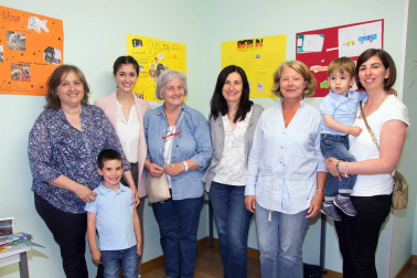 El viernes 17 de junio el Centro Linden Idiomas celebró su 25 aniversario con una jornada de puertas abiertas en la academia ubicada en la avenida Pío XII. Un cuarto de siglo impartiendo clases de alemán y español para extranjeros en Pamplona. Entre otras actividades se organizaron cuentacuentos, teatro participativo, trivial, cronograma o un campeonato de futbolín. También se preparó un aula del recuerdo, con fotografías que recogían los 25 años de actividad de este centro de idiomas.