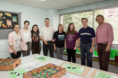 El viernes 17 de junio el Centro Linden Idiomas celebró su 25 aniversario con una jornada de puertas abiertas en la academia ubicada en la avenida Pío XII. Un cuarto de siglo impartiendo clases de alemán y español para extranjeros en Pamplona. Entre otras actividades se organizaron cuentacuentos, teatro participativo, trivial, cronograma o un campeonato de futbolín. También se preparó un aula del recuerdo, con fotografías que recogían los 25 años de actividad de este centro de idiomas.