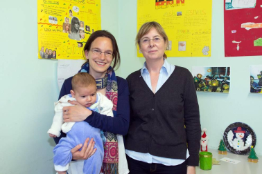 El viernes 17 de junio el Centro Linden Idiomas celebró su 25 aniversario con una jornada de puertas abiertas en la academia ubicada en la avenida Pío XII. Un cuarto de siglo impartiendo clases de alemán y español para extranjeros en Pamplona. Entre otras actividades se organizaron cuentacuentos, teatro participativo, trivial, cronograma o un campeonato de futbolín. También se preparó un aula del recuerdo, con fotografías que recogían los 25 años de actividad de este centro de idiomas.