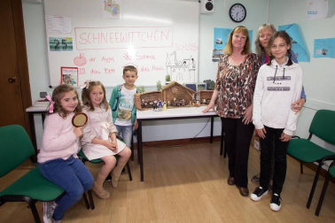 El viernes 17 de junio el Centro Linden Idiomas celebró su 25 aniversario con una jornada de puertas abiertas en la academia ubicada en la avenida Pío XII. Un cuarto de siglo impartiendo clases de alemán y español para extranjeros en Pamplona. Entre otras actividades se organizaron cuentacuentos, teatro participativo, trivial, cronograma o un campeonato de futbolín. También se preparó un aula del recuerdo, con fotografías que recogían los 25 años de actividad de este centro de idiomas.