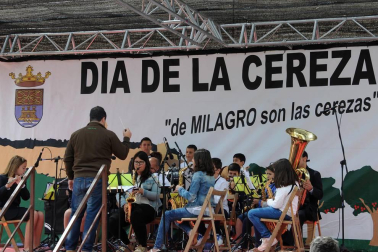 'De Milagro son las cerezas'. Bajo este lema se celebró el 19 de junio el XVII Día de la Cereza, fiesta de interés turístico regional en la que el rojo fruto es protagonista. Además de la gran feria, en la que se pusieron a la venta miles de kilos de cerezas, también se pudo disfrutar de degustaciones y concursos con esta fruta como protagonista, así como ambientación musical, talleres y actividades para los más pequeños.