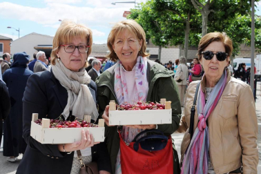 'De Milagro son las cerezas'. Bajo este lema se celebró el 19 de junio el XVII Día de la Cereza, fiesta de interés turístico regional en la que el rojo fruto es protagonista. Además de la gran feria, en la que se pusieron a la venta miles de kilos de cerezas, también se pudo disfrutar de degustaciones y concursos con esta fruta como protagonista, así como ambientación musical, talleres y actividades para los más pequeños.