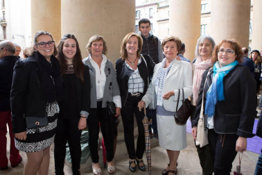 600 personas participaron el 17 de junio en la cena-cóctel de inauguración del 'II Torneo de Pádel de ANA' que tuvo un escenario de lujo: el claustro de la catedral de Pamplona. En la velada solidaria participaron numerosas personalidades del mundo de la cultura, el deporte, la sociedad, el arte y la política, que disfrutaron además del acompañamiento de música de ópera en directo y muchas otras sorpresas. El torneo de pádel, en beneficio de la Asociación Navarra de Autismo, finalizará mañana domingo en la céntrica pista instalada en la avenida de Carlos III.