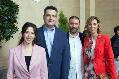 600 personas participaron el 17 de junio en la cena-cóctel de inauguración del 'II Torneo de Pádel de ANA' que tuvo un escenario de lujo: el claustro de la catedral de Pamplona. En la velada solidaria participaron numerosas personalidades del mundo de la cultura, el deporte, la sociedad, el arte y la política, que disfrutaron además del acompañamiento de música de ópera en directo y muchas otras sorpresas. El torneo de pádel, en beneficio de la Asociación Navarra de Autismo, finalizará mañana domingo en la céntrica pista instalada en la avenida de Carlos III.