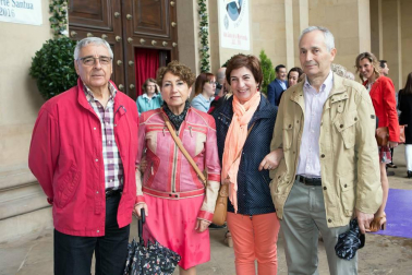 600 personas participaron el 17 de junio en la cena-cóctel de inauguración del 'II Torneo de Pádel de ANA' que tuvo un escenario de lujo: el claustro de la catedral de Pamplona. En la velada solidaria participaron numerosas personalidades del mundo de la cultura, el deporte, la sociedad, el arte y la política, que disfrutaron además del acompañamiento de música de ópera en directo y muchas otras sorpresas. El torneo de pádel, en beneficio de la Asociación Navarra de Autismo, finalizará mañana domingo en la céntrica pista instalada en la avenida de Carlos III.