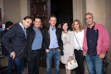 600 personas participaron el 17 de junio en la cena-cóctel de inauguración del 'II Torneo de Pádel de ANA' que tuvo un escenario de lujo: el claustro de la catedral de Pamplona. En la velada solidaria participaron numerosas personalidades del mundo de la cultura, el deporte, la sociedad, el arte y la política, que disfrutaron además del acompañamiento de música de ópera en directo y muchas otras sorpresas. El torneo de pádel, en beneficio de la Asociación Navarra de Autismo, finalizará mañana domingo en la céntrica pista instalada en la avenida de Carlos III.