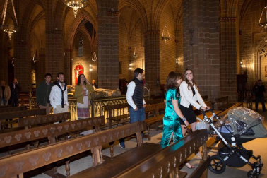 600 personas participaron el 17 de junio en la cena-cóctel de inauguración del 'II Torneo de Pádel de ANA' que tuvo un escenario de lujo: el claustro de la catedral de Pamplona. En la velada solidaria participaron numerosas personalidades del mundo de la cultura, el deporte, la sociedad, el arte y la política, que disfrutaron además del acompañamiento de música de ópera en directo y muchas otras sorpresas. El torneo de pádel, en beneficio de la Asociación Navarra de Autismo, finalizará mañana domingo en la céntrica pista instalada en la avenida de Carlos III.