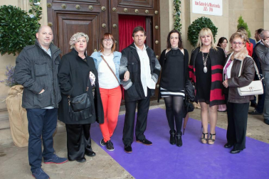 600 personas participaron el 17 de junio en la cena-cóctel de inauguración del 'II Torneo de Pádel de ANA' que tuvo un escenario de lujo: el claustro de la catedral de Pamplona. En la velada solidaria participaron numerosas personalidades del mundo de la cultura, el deporte, la sociedad, el arte y la política, que disfrutaron además del acompañamiento de música de ópera en directo y muchas otras sorpresas. El torneo de pádel, en beneficio de la Asociación Navarra de Autismo, finalizará mañana domingo en la céntrica pista instalada en la avenida de Carlos III.