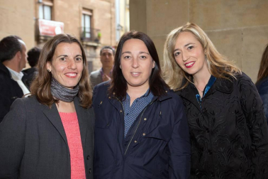600 personas participaron el 17 de junio en la cena-cóctel de inauguración del 'II Torneo de Pádel de ANA' que tuvo un escenario de lujo: el claustro de la catedral de Pamplona. En la velada solidaria participaron numerosas personalidades del mundo de la cultura, el deporte, la sociedad, el arte y la política, que disfrutaron además del acompañamiento de música de ópera en directo y muchas otras sorpresas. El torneo de pádel, en beneficio de la Asociación Navarra de Autismo, finalizará mañana domingo en la céntrica pista instalada en la avenida de Carlos III.