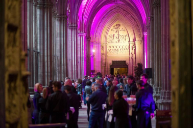600 personas participaron el 17 de junio en la cena-cóctel de inauguración del 'II Torneo de Pádel de ANA' que tuvo un escenario de lujo: el claustro de la catedral de Pamplona. En la velada solidaria participaron numerosas personalidades del mundo de la cultura, el deporte, la sociedad, el arte y la política, que disfrutaron además del acompañamiento de música de ópera en directo y muchas otras sorpresas. El torneo de pádel, en beneficio de la Asociación Navarra de Autismo, finalizará mañana domingo en la céntrica pista instalada en la avenida de Carlos III.