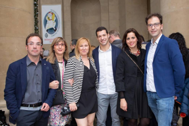 600 personas participaron el 17 de junio en la cena-cóctel de inauguración del 'II Torneo de Pádel de ANA' que tuvo un escenario de lujo: el claustro de la catedral de Pamplona. En la velada solidaria participaron numerosas personalidades del mundo de la cultura, el deporte, la sociedad, el arte y la política, que disfrutaron además del acompañamiento de música de ópera en directo y muchas otras sorpresas. El torneo de pádel, en beneficio de la Asociación Navarra de Autismo, finalizará mañana domingo en la céntrica pista instalada en la avenida de Carlos III.