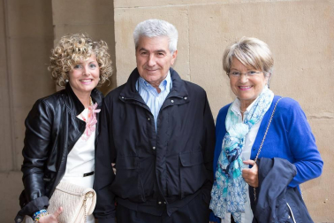 600 personas participaron el 17 de junio en la cena-cóctel de inauguración del 'II Torneo de Pádel de ANA' que tuvo un escenario de lujo: el claustro de la catedral de Pamplona. En la velada solidaria participaron numerosas personalidades del mundo de la cultura, el deporte, la sociedad, el arte y la política, que disfrutaron además del acompañamiento de música de ópera en directo y muchas otras sorpresas. El torneo de pádel, en beneficio de la Asociación Navarra de Autismo, finalizará mañana domingo en la céntrica pista instalada en la avenida de Carlos III.