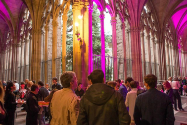 600 personas participaron el 17 de junio en la cena-cóctel de inauguración del 'II Torneo de Pádel de ANA' que tuvo un escenario de lujo: el claustro de la catedral de Pamplona. En la velada solidaria participaron numerosas personalidades del mundo de la cultura, el deporte, la sociedad, el arte y la política, que disfrutaron además del acompañamiento de música de ópera en directo y muchas otras sorpresas. El torneo de pádel, en beneficio de la Asociación Navarra de Autismo, finalizará mañana domingo en la céntrica pista instalada en la avenida de Carlos III.