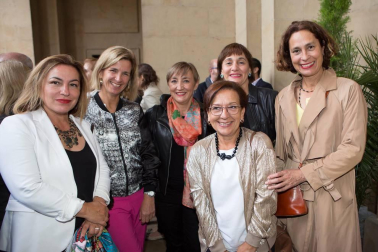 600 personas participaron el 17 de junio en la cena-cóctel de inauguración del 'II Torneo de Pádel de ANA' que tuvo un escenario de lujo: el claustro de la catedral de Pamplona. En la velada solidaria participaron numerosas personalidades del mundo de la cultura, el deporte, la sociedad, el arte y la política, que disfrutaron además del acompañamiento de música de ópera en directo y muchas otras sorpresas. El torneo de pádel, en beneficio de la Asociación Navarra de Autismo, finalizará mañana domingo en la céntrica pista instalada en la avenida de Carlos III.