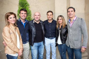 600 personas participaron el 17 de junio en la cena-cóctel de inauguración del 'II Torneo de Pádel de ANA' que tuvo un escenario de lujo: el claustro de la catedral de Pamplona. En la velada solidaria participaron numerosas personalidades del mundo de la cultura, el deporte, la sociedad, el arte y la política, que disfrutaron además del acompañamiento de música de ópera en directo y muchas otras sorpresas. El torneo de pádel, en beneficio de la Asociación Navarra de Autismo, finalizará mañana domingo en la céntrica pista instalada en la avenida de Carlos III.
