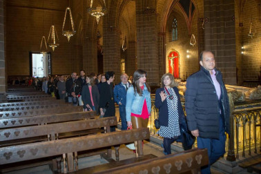600 personas participaron el 17 de junio en la cena-cóctel de inauguración del 'II Torneo de Pádel de ANA' que tuvo un escenario de lujo: el claustro de la catedral de Pamplona. En la velada solidaria participaron numerosas personalidades del mundo de la cultura, el deporte, la sociedad, el arte y la política, que disfrutaron además del acompañamiento de música de ópera en directo y muchas otras sorpresas. El torneo de pádel, en beneficio de la Asociación Navarra de Autismo, finalizará mañana domingo en la céntrica pista instalada en la avenida de Carlos III.