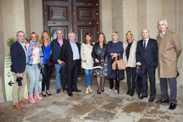 600 personas participaron el 17 de junio en la cena-cóctel de inauguración del 'II Torneo de Pádel de ANA' que tuvo un escenario de lujo: el claustro de la catedral de Pamplona. En la velada solidaria participaron numerosas personalidades del mundo de la cultura, el deporte, la sociedad, el arte y la política, que disfrutaron además del acompañamiento de música de ópera en directo y muchas otras sorpresas. El torneo de pádel, en beneficio de la Asociación Navarra de Autismo, finalizará mañana domingo en la céntrica pista instalada en la avenida de Carlos III.