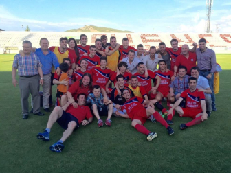Los jugadores de la Mutilvera celebran el ascenso a Segunda B.