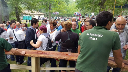 El cielo cubierto y una temperatura fresca recibieron la fiesta popular por antonomasia en la villa.