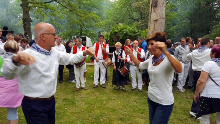 El cielo cubierto y una temperatura fresca recibieron la fiesta popular por antonomasia en la villa.