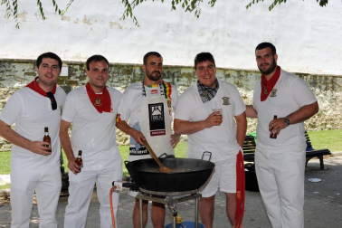 Carcastillo celebró, durante el pasado fin de semana, las fiestas de la juventud. Tres días que dieron comienzo con la elección del Ayuntamiento Chiqui y el lanzamiento del cohete y que se cerró el domingo 26 de junio con el tradicional toro de fuego. La jornada más cargada de actividades fue el sábado, día en el que la Asociación Juvenil Zarragaztelu organizó un concurso de calderetes que contó con una animada participación por parte de los vecinos.