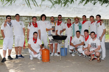 Carcastillo celebró, durante el pasado fin de semana, las fiestas de la juventud. Tres días que dieron comienzo con la elección del Ayuntamiento Chiqui y el lanzamiento del cohete y que se cerró el domingo 26 de junio con el tradicional toro de fuego. La jornada más cargada de actividades fue el sábado, día en el que la Asociación Juvenil Zarragaztelu organizó un concurso de calderetes que contó con una animada participación por parte de los vecinos.