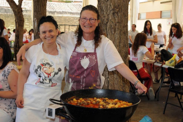 Carcastillo celebró, durante el pasado fin de semana, las fiestas de la juventud. Tres días que dieron comienzo con la elección del Ayuntamiento Chiqui y el lanzamiento del cohete y que se cerró el domingo 26 de junio con el tradicional toro de fuego. La jornada más cargada de actividades fue el sábado, día en el que la Asociación Juvenil Zarragaztelu organizó un concurso de calderetes que contó con una animada participación por parte de los vecinos.