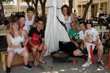 Carcastillo celebró, durante el pasado fin de semana, las fiestas de la juventud. Tres días que dieron comienzo con la elección del Ayuntamiento Chiqui y el lanzamiento del cohete y que se cerró el domingo 26 de junio con el tradicional toro de fuego. La jornada más cargada de actividades fue el sábado, día en el que la Asociación Juvenil Zarragaztelu organizó un concurso de calderetes que contó con una animada participación por parte de los vecinos.