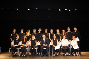 La Casa de Cultura de Aoiz acogió, un año más, la entrega de becas Francisco Javier Oyarzun, organizadas por la Comisión de las artes, la cultura y el deporte de Bilaketa. Se trata de un programa de ayudas para impulsar los estudios musicales en jóvenes de 12 a 30 años. Como en años anteriores, el acto contó también con la participación de los músicos becados, que mostraron al público sus habilidades en un concierto.
