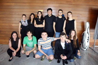 La Casa de Cultura de Aoiz acogió, un año más, la entrega de becas Francisco Javier Oyarzun, organizadas por la Comisión de las artes, la cultura y el deporte de Bilaketa. Se trata de un programa de ayudas para impulsar los estudios musicales en jóvenes de 12 a 30 años. Como en años anteriores, el acto contó también con la participación de los músicos becados, que mostraron al público sus habilidades en un concierto.